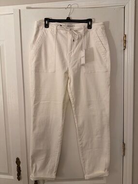 Judy Blue Size 15/32 white denim jeans. Drawstring at waist. Front pockets NWT